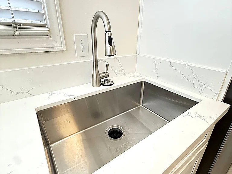1721 N Glenoaks Blvd — Photo 2