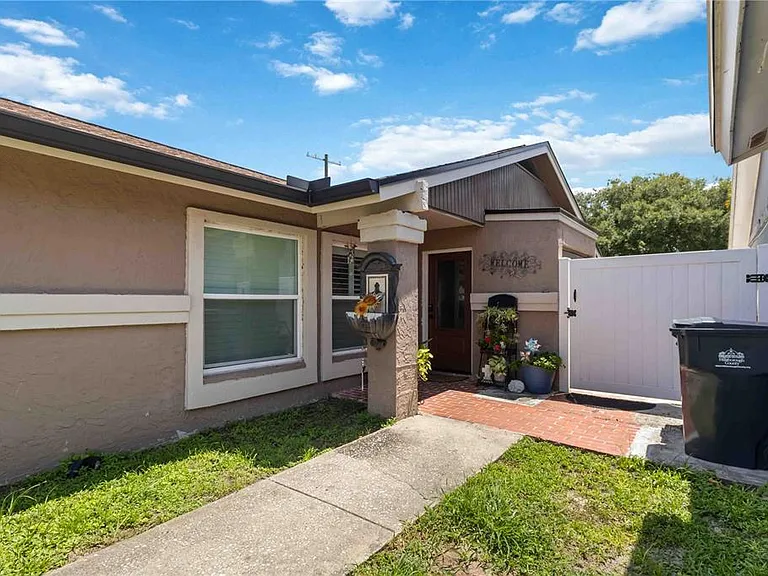 10327 Parkcrest Dr — Photo 3