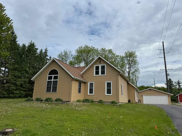 210 McKinley St, Iola, WI 54945