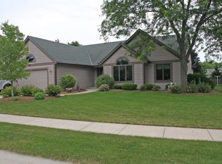 627 Skylark Dr, Oconomowoc, WI 53066