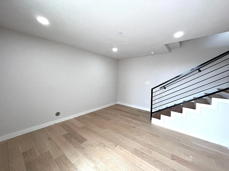 100 Lewis St — Photo 4