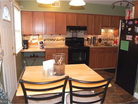 3rd image of 10 Ashley Ct