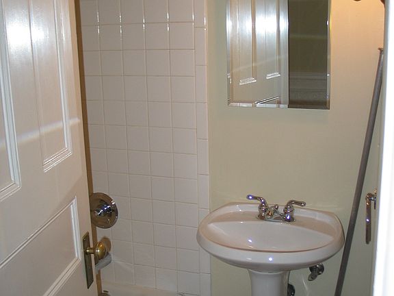 Shared bathroom with Bathtub/Shower