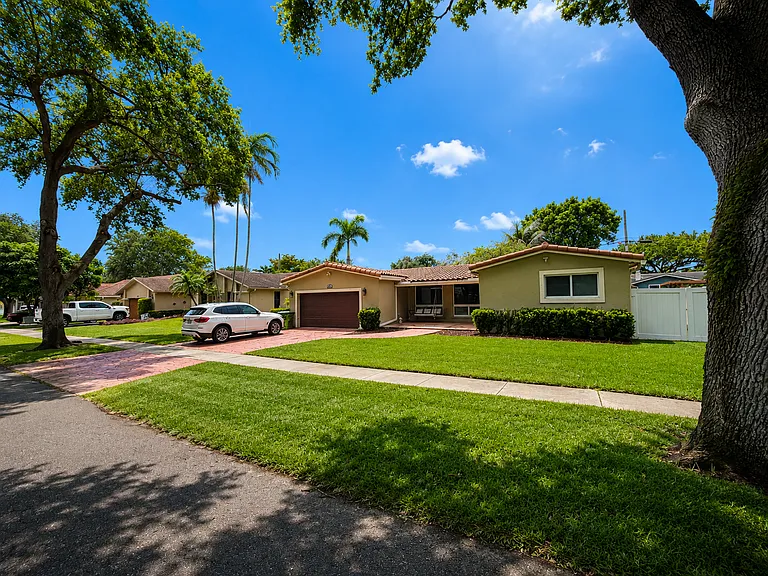 8907 SW 49th Ct — Photo 2
