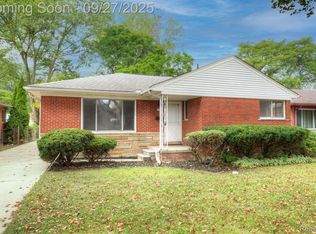 21661 Cloverlawn St, Oak Park, MI 48237