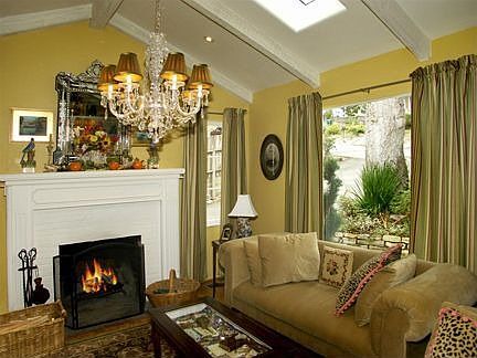 Living room w/ fireplace