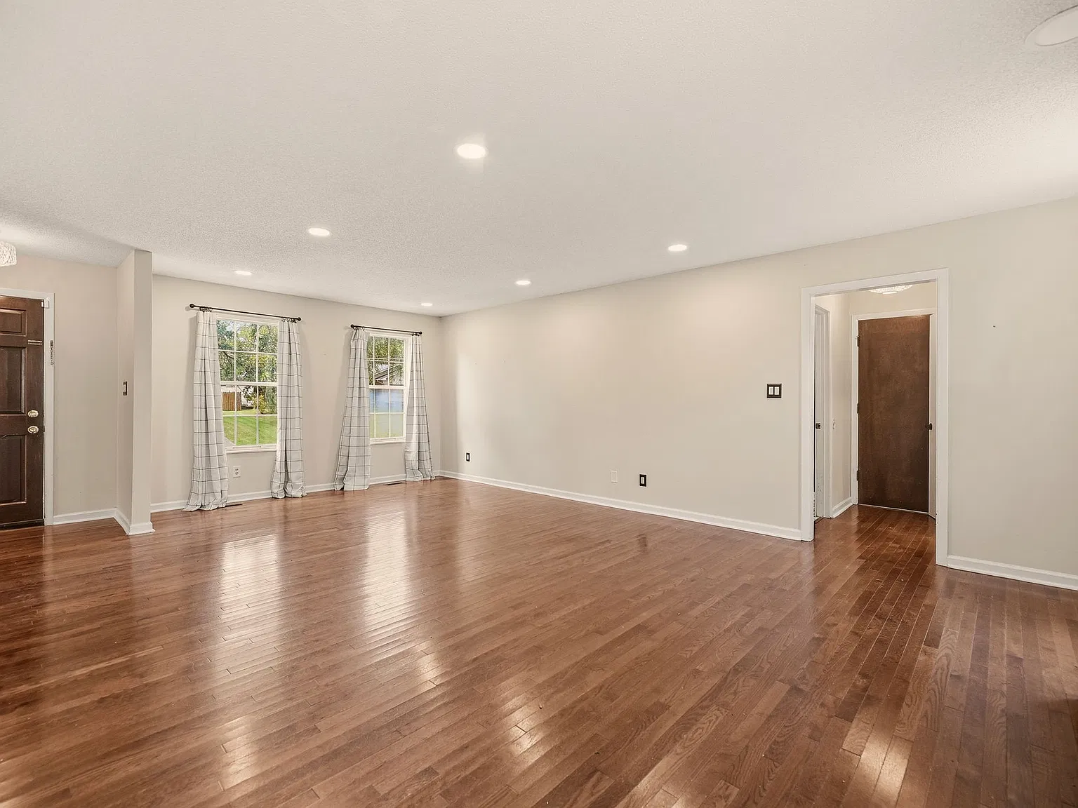 3 bed, 2.5 bath, 1896 sqft, $2,400 — Photo 4
