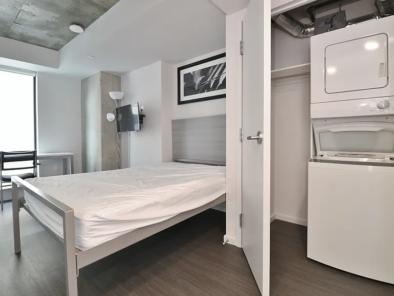 105 Champagne Ave S — Photo 50