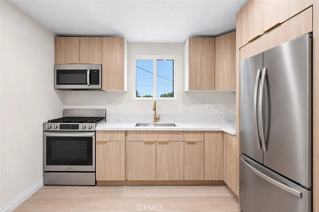 2 bed, 900 sqft, $2,600 — Photo 3