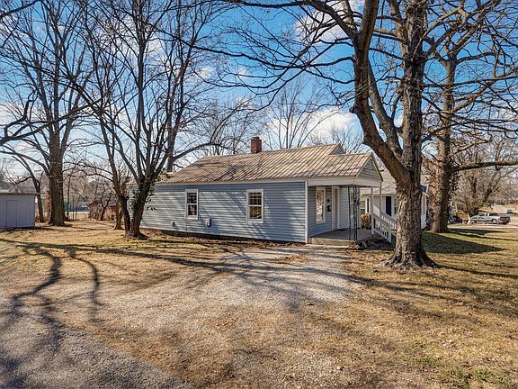 3rd image of 800 W Della Street