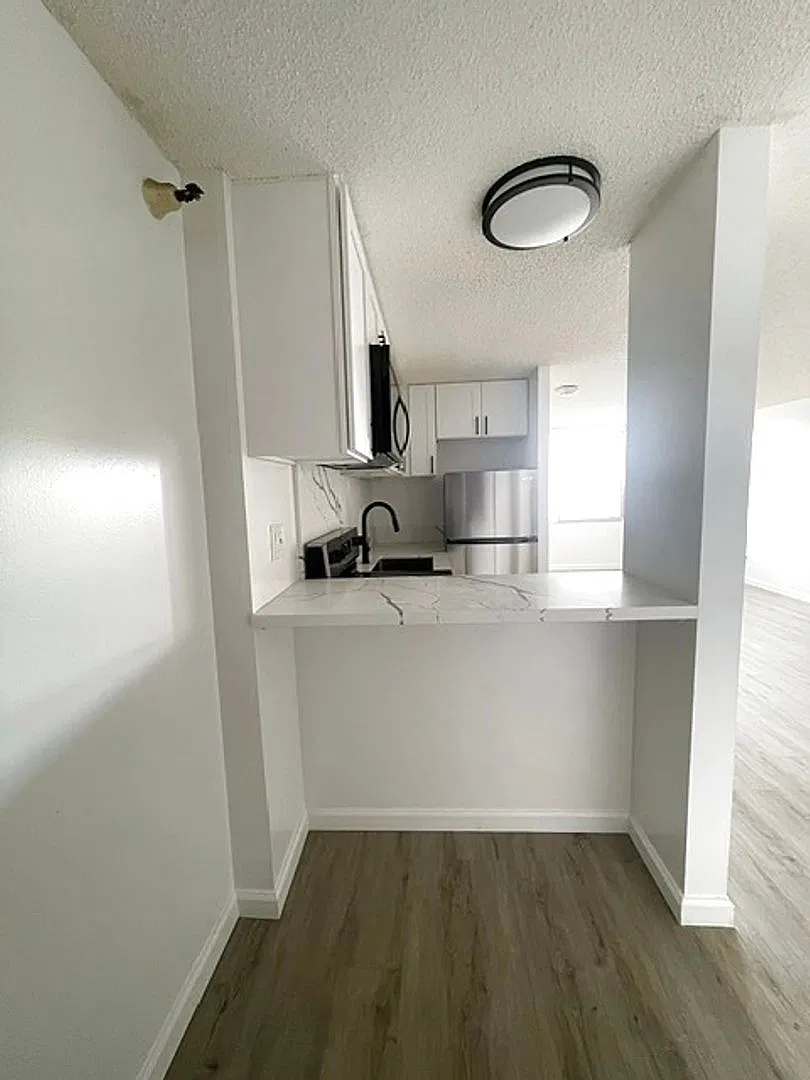 Century Park Plaza Newly Remodeled Studio $1,750/Month — Photo 2