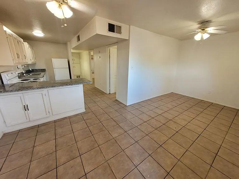 1131 S Avenue C — Photo 2