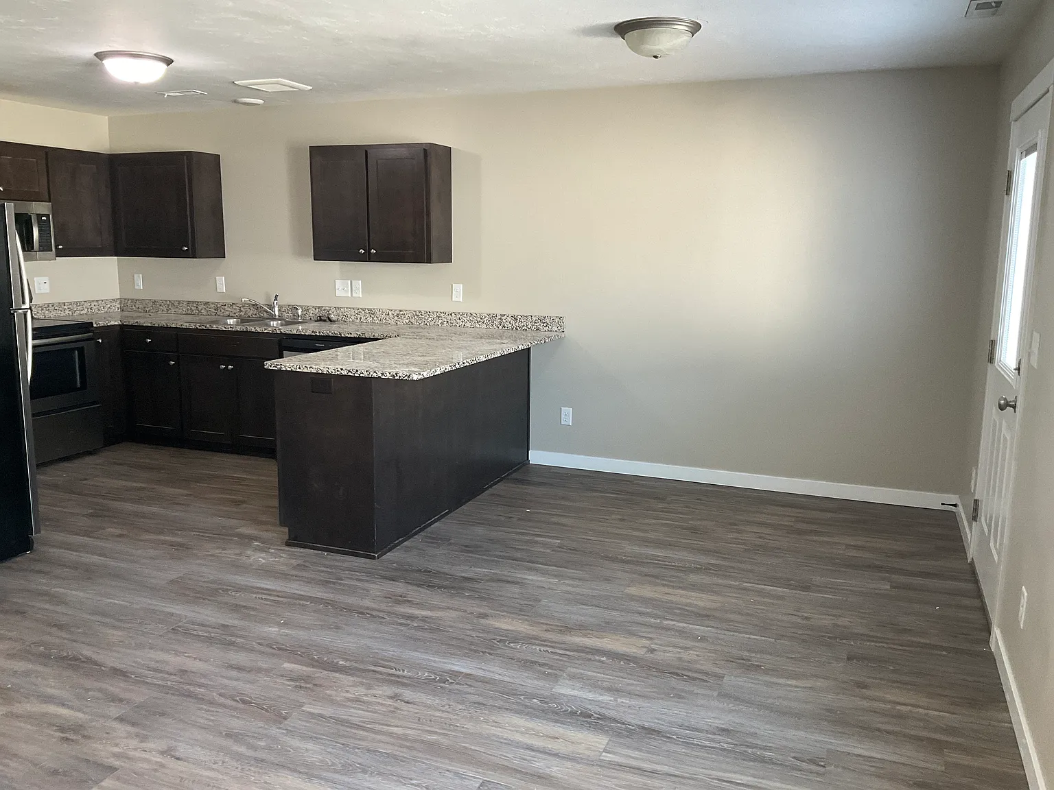 3 bed, 2.5 bath, 1448 sqft, $1,650 — Photo 2