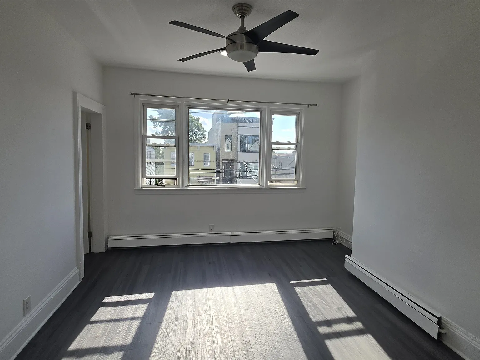 3 bed, 1.5 bath, 1000 sqft, $2,500 — Photo 3