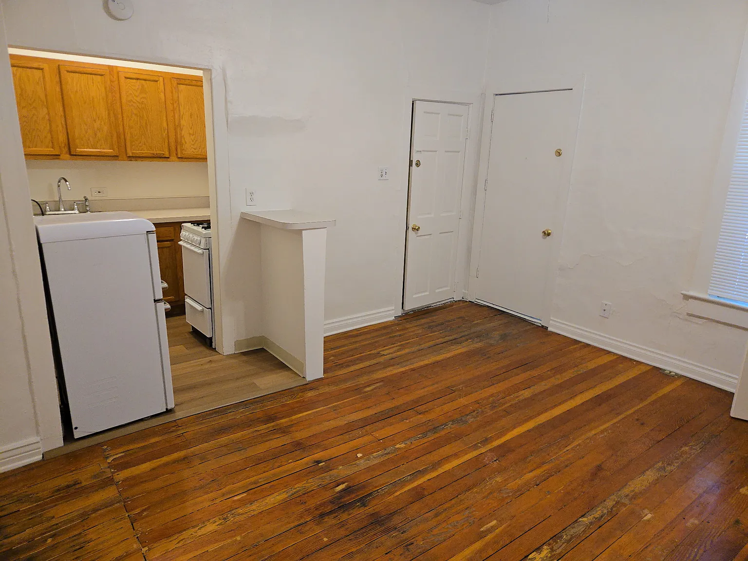 Studio, 300 sqft, $995 — Photo 2