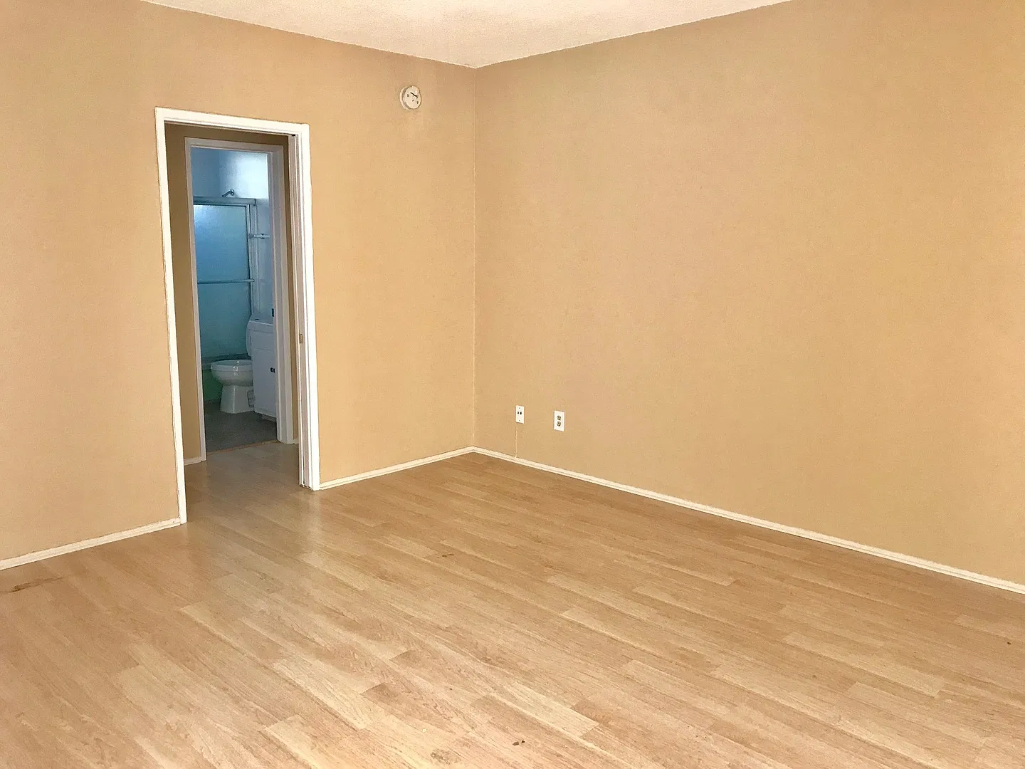 Vintage Apartment in Great Location! A/C, Parking Included, Laundry On-site! — Photo 3