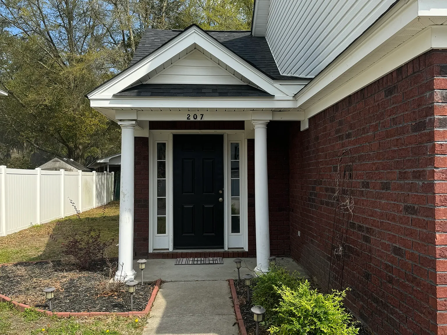 3 bed, 2.5 bath, 2200 sqft, $2,400 — Photo 2