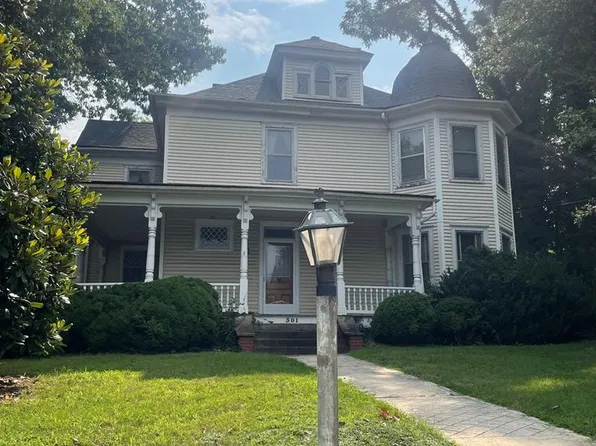 301 S Main St, Chatham, VA 24531