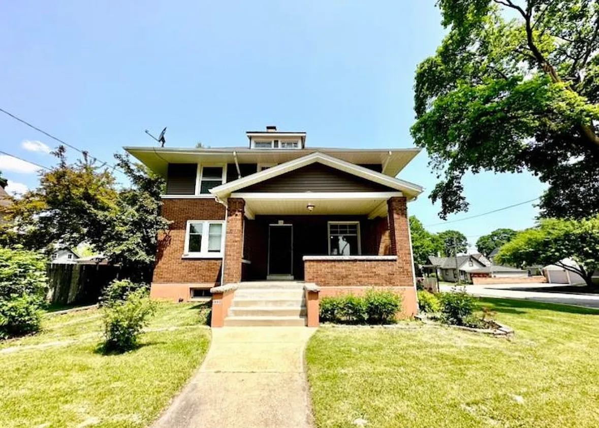 900 Larkin Ave photo 1