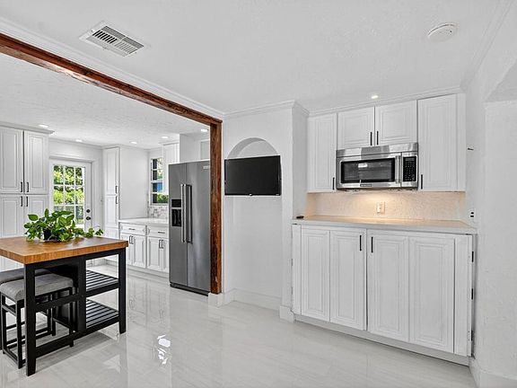 5th image of 322 Cornell Dr