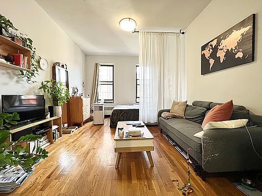 4th image of 302 E 83rd St APT 4D