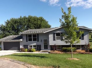 6 Valley View Dr, Grinnell, IA 50112