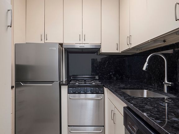 4th image of 153 E 57th St APT 8J