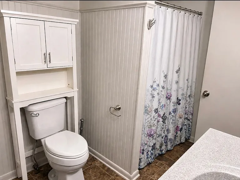 1062 Wesley Ave N — Photo 12