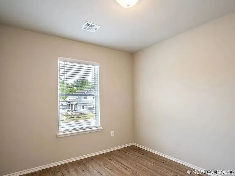 518 W 2nd St — Photo 14