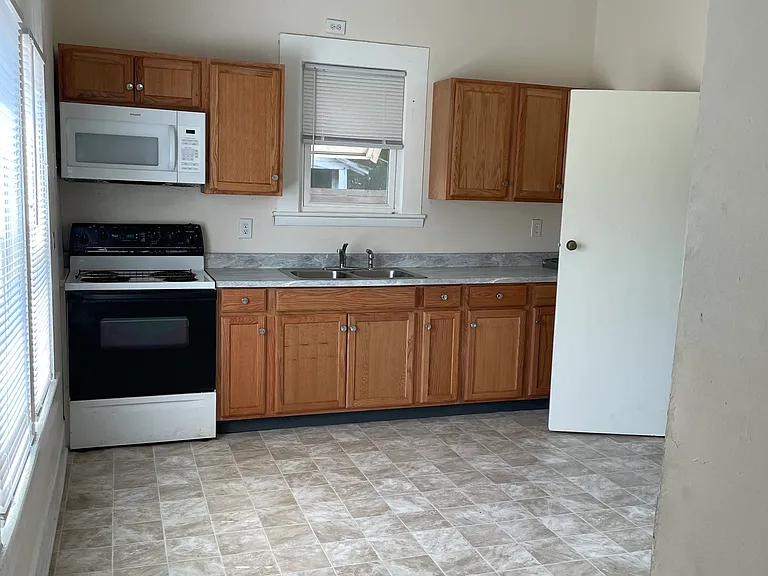 1115 Whitman St — Photo 9