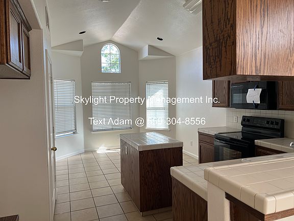 2nd image of 2851 E Emerald Ave