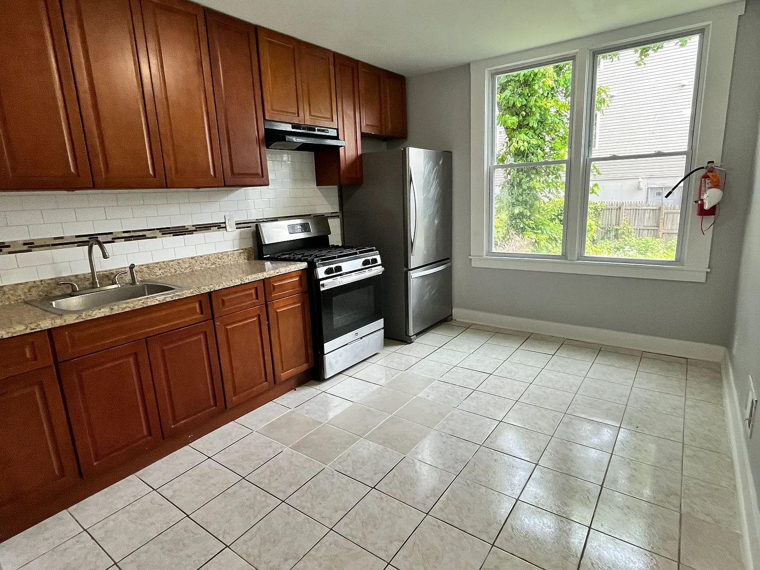 3 bed, 1000 sqft, $2,400 — Photo 2