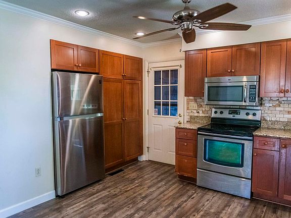 3rd image of 3726 Holiday Dr