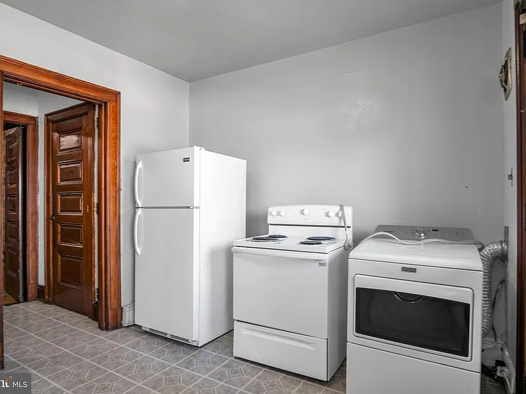 727 E Market St — Photo 17