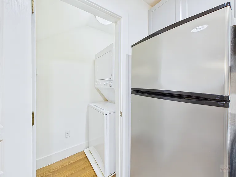 711 W 32nd St — Photo 31