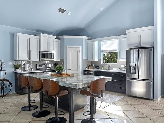 5th image of 204 Pinehurst Cir