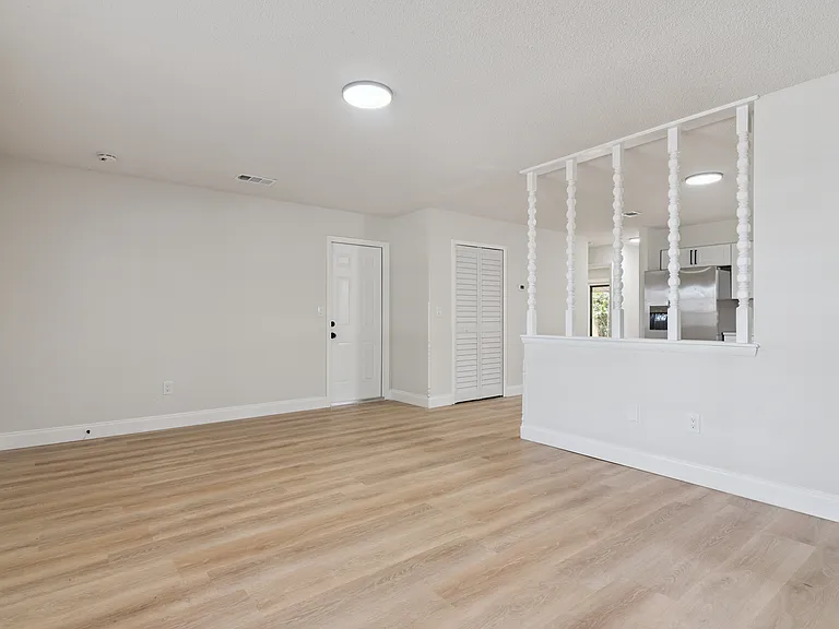 145 E Towne Pl — Photo 7