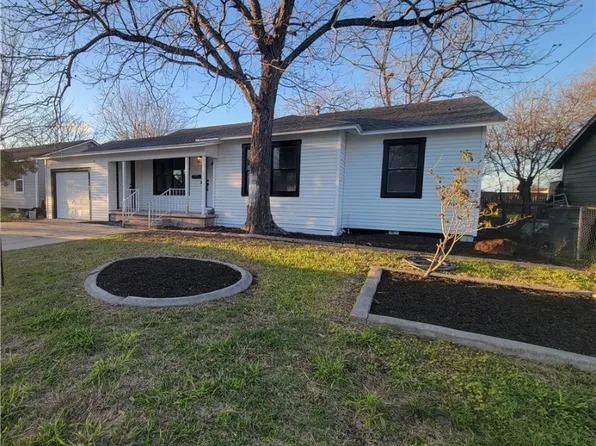 2010 E Crestwood Dr, Victoria, TX 77901