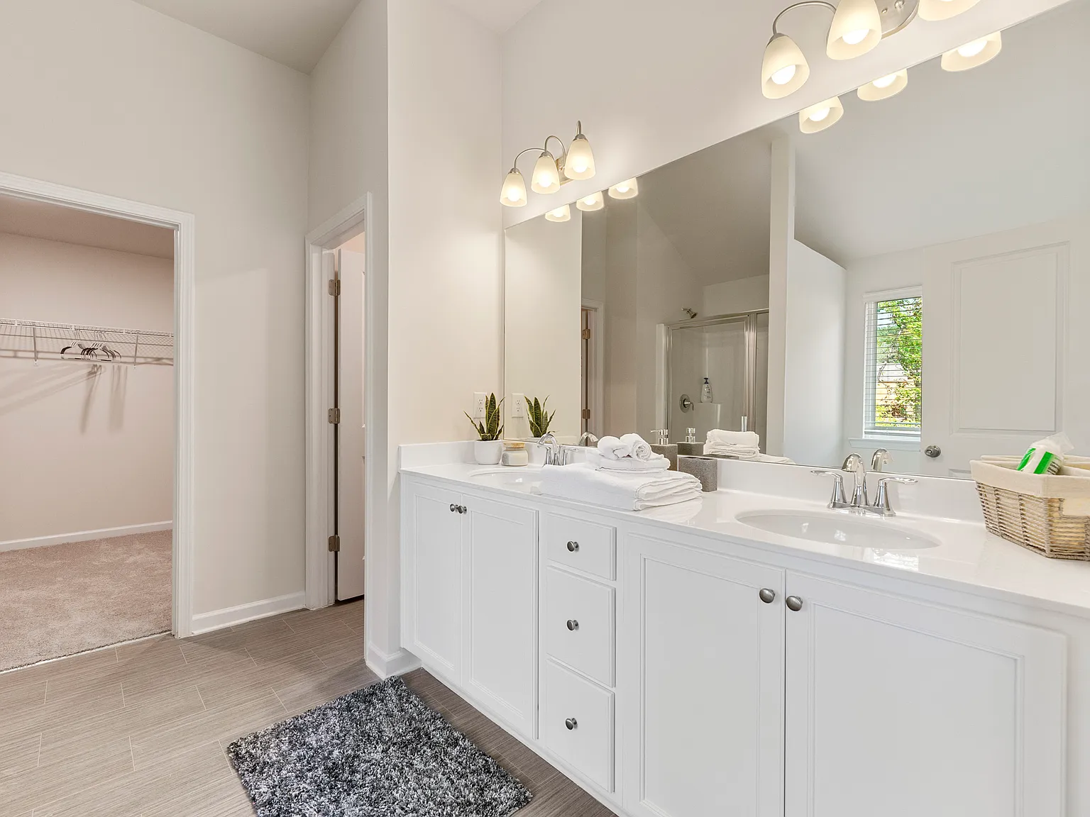 4 bed, 2.5 bath, 2586 sqft, $3,300 — Photo 2