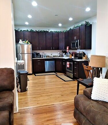 3rd image of 3407 W Balmoral Ave #3