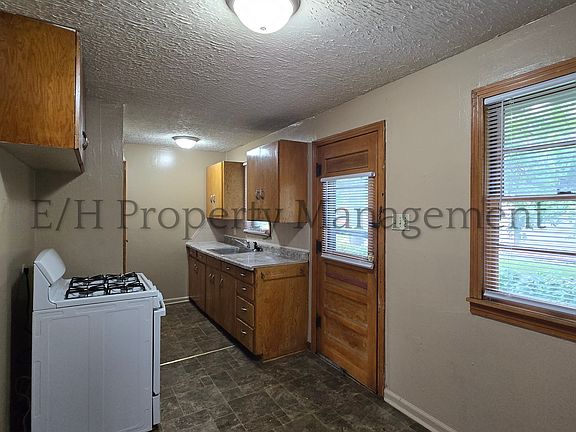 5th image of 1031 S Emporia Ave #A