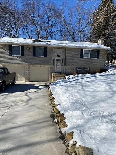 4519 Grandview Ave NE photo 1