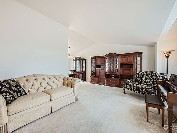 Plenty of wall space & freshly painted throughout the home.>