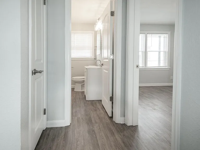 1208 W. Ocean View Apts — Photo 8