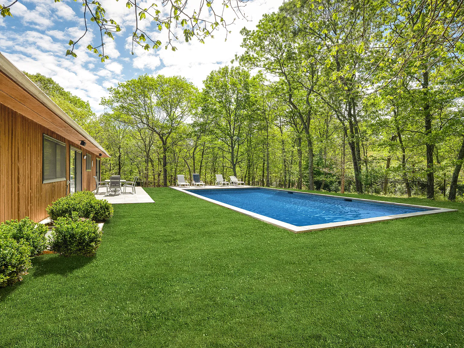 Serene Contemporary home, large pool and deck, balcony — Photo 2