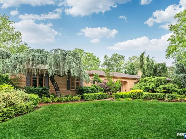 8 Clearwater Dr, Ho Ho Kus, NJ 07423