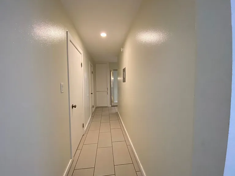 Tarzana Terrace Apartments — Photo 23