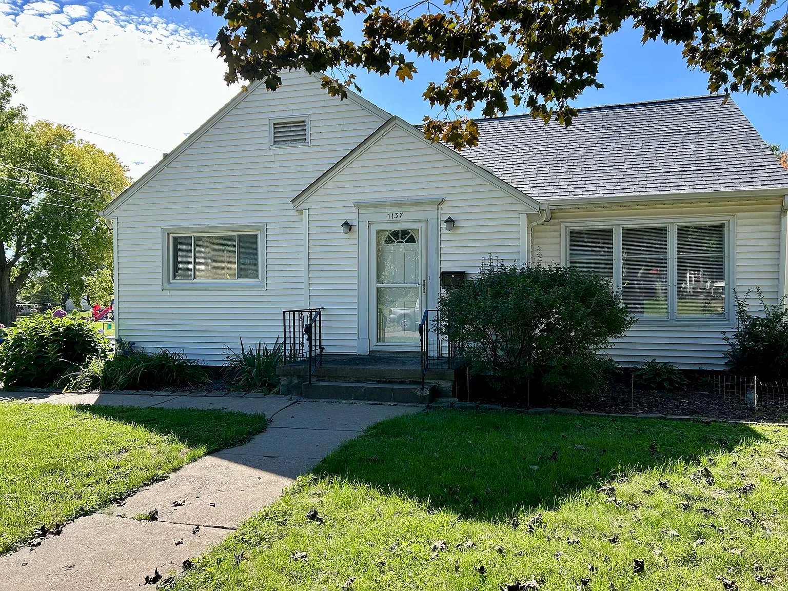 3 bed, 1465 sqft, $1,975 — Photo 1