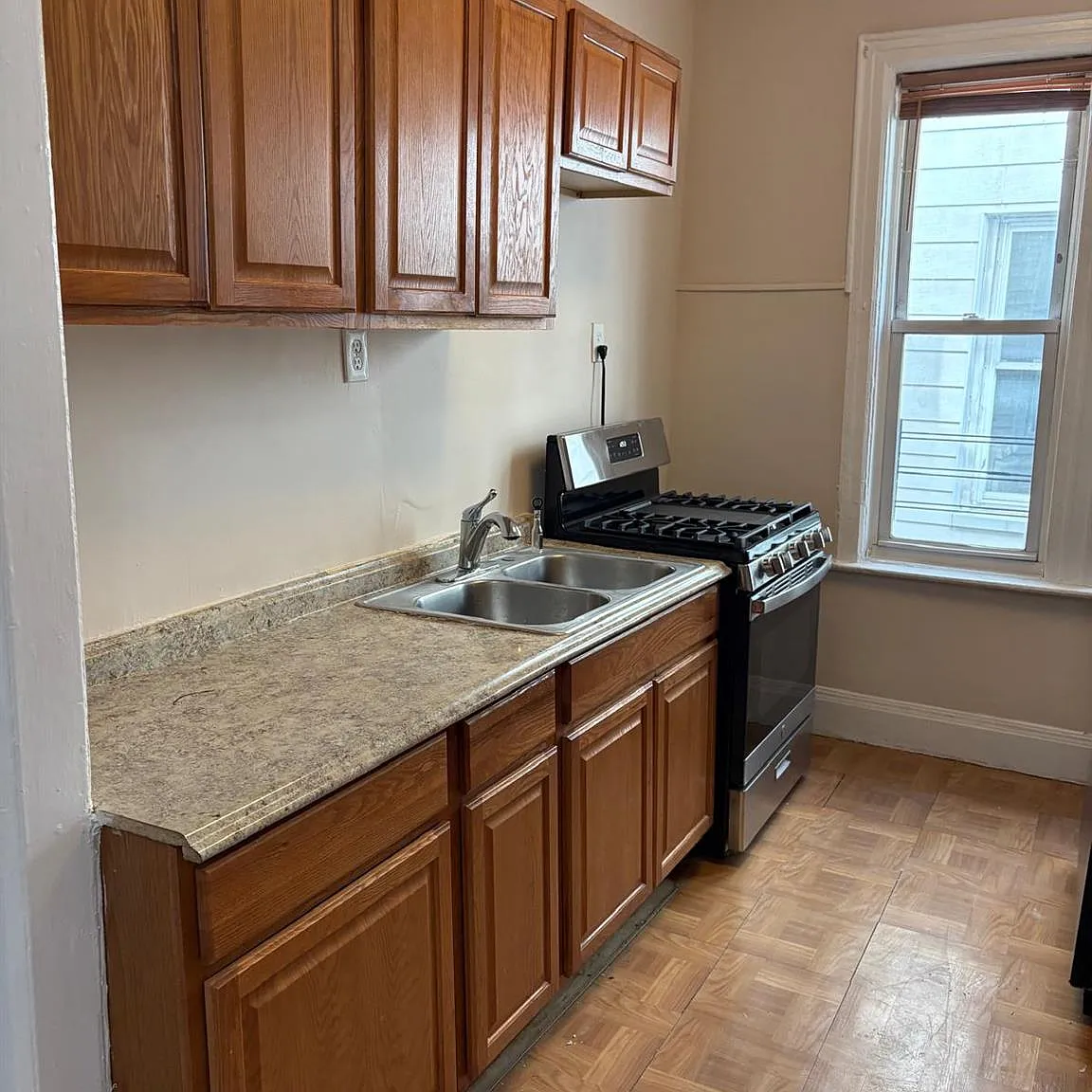4 bed, 1.0 bath, 2680 sqft, $3,200 — Photo 2