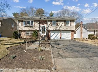 36 Williamsburg Dr, Roseland Boro, NJ 07068